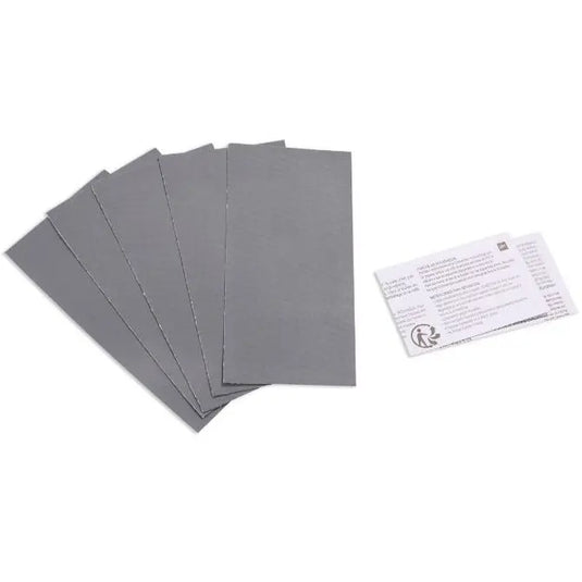 Vijf rechthoekige, grijze schuurvellen naast een witte instructiekaart op een witte achtergrond, perfect te gebruiken met de Intex Reparatieset voor Ultra XTR Frame Zwembaden van Intex.