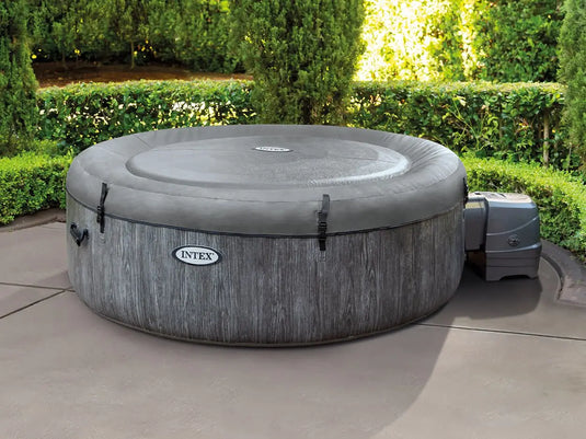 Afgedekte grijze opblaasbare jacuzzi met automatische pomp.