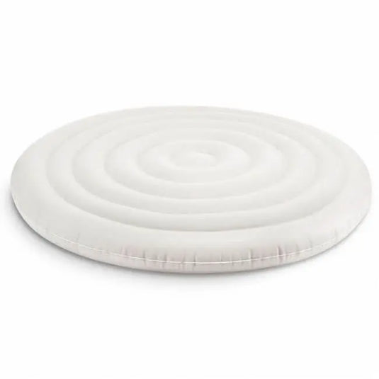 Het Intex Spa Opblaasbare Deksel voor 28404, 28406 & 28422 is een ronde, witte opblaasbare hoes met concentrische cirkelvormige patronen, ontworpen voor comfort en stijl - perfect als upgrade geïnspireerd op PureSpa modellen.