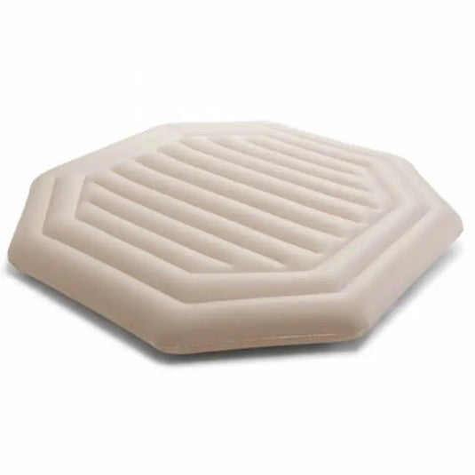 De Intex Spa Opblaasbare Deksel voor 28456 is een witte, zeshoekige opblaasbare afdekking met horizontale ribbels, ontworpen door Intex voor extra comfort en compatibel met het PureSpa model 28456.