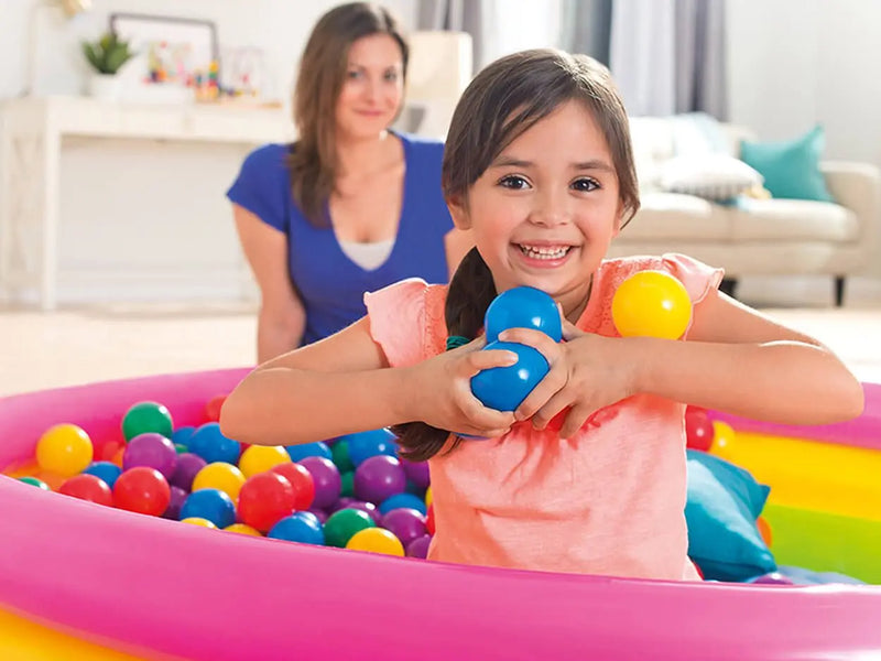 Laad afbeelding in galerijtoner, Moeder en dochter die spelen met gekleurde speelballen.