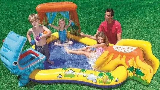 Drie kinderen die spelen in het opblaasbare speelcentrum.