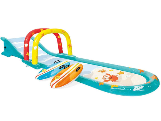 Opblaasbare glijbaan met twee surfplanken.