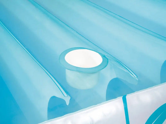 Close-up van de Intex Tropical Canopy, een stijlvolle blauwe opblaasbare lounge pool float van Intex met een ingebouwde bekerhouder, perfect om in het water te ontspannen.