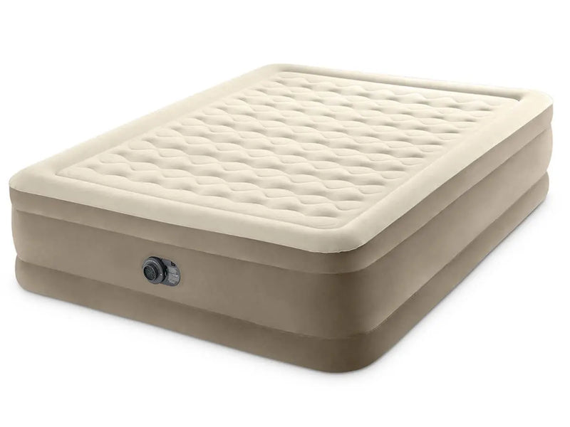 Laad afbeelding in galerijtoner, Het Intex Ultra Plush Tweepersoons Luchtbed van Intex met Dura-Beam technologie en ingebouwde elektrische pomp is beige en wordt getoond tegen een witte achtergrond.