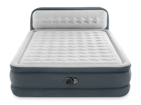 Het Intex Ultra Plush Tweepersoons Luchtbed met Hoofdbord van Intex heeft Fiber-Tech technologie en een ingebouwde elektrische pomp aan de voorkant.