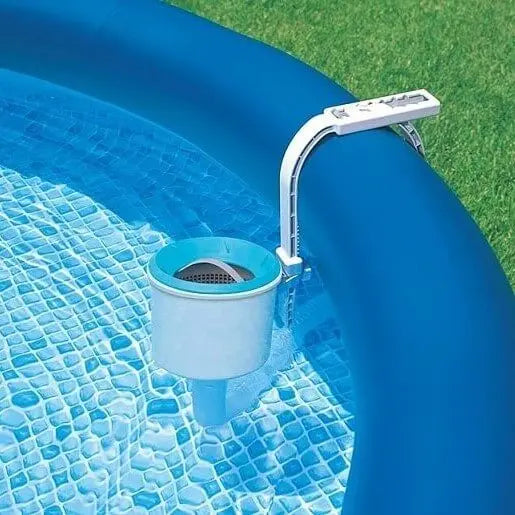 Laad afbeelding in galerijtoner, Intex Zwembad Skimmer aan een zwembad gekoppeld.