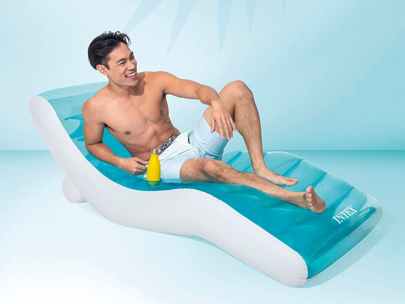 Laad afbeelding in galerijtoner, Liggend persoon op blauw met witte opblaasbare waterloungestoel.