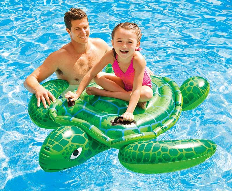 Laad afbeelding in galerijtoner, Meisje zit op groene Intex opblaasbare schildpad luchtbed in het water