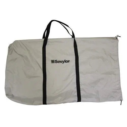 De Sevylor Adventure Kit Tweepersoons Opblaaskano wordt geleverd met een grote, grijze, duurzame PVC-draagtas met zwarte handvatten. Ideaal voor het vervoeren van uw opblaaskano of verstelbare stoelen.