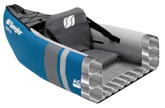De Sevylor Adventure Tweepersoons Opblaaskano van Sevylor is voorzien van een blauw en grijze zitting gemaakt van duurzaam PVC, meerdere luchtkamers, een kussen en bevestigde riemen.