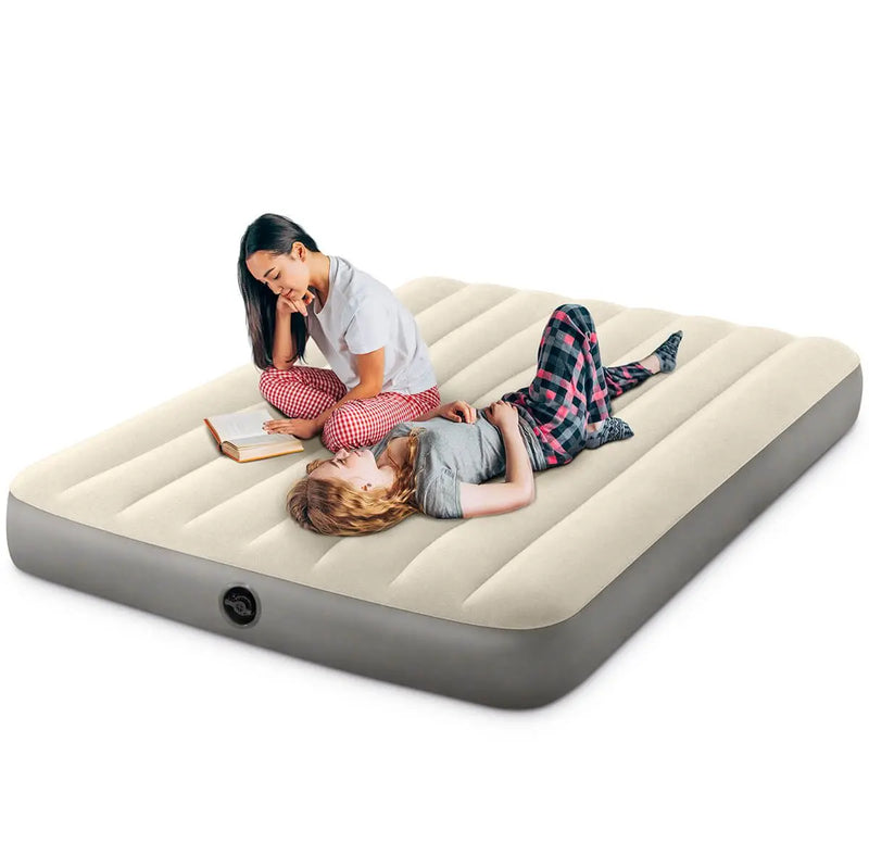 Laad afbeelding in galerijtoner, Twee meisjes liggen op een grijs Intex Deluxe twijfelaar luchtbed