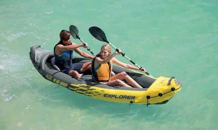 Laad afbeelding in galerijtoner, Twee personen kajakken op het water in een gele opblaasbare Intex Explorer K2 kayak
