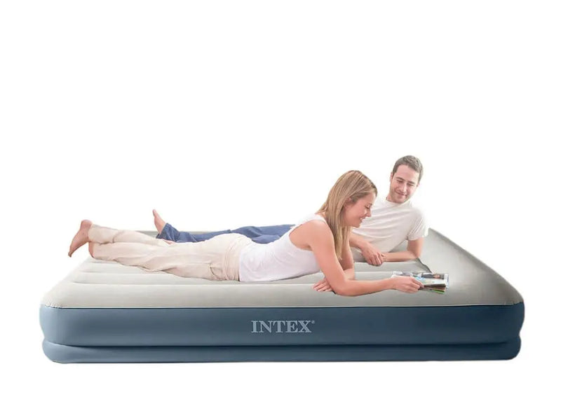 Laad afbeelding in galerijtoner, Twee personen liggen op een grijze Grijs Intex Pillow Rest Mid-Rise Tweepersoons Luchtbed