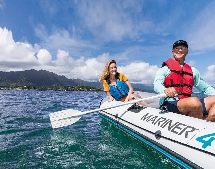 Laad afbeelding in galerijtoner, Twee personen pedellen in een opblaasbare Intex Mariner 4 opblaasboot