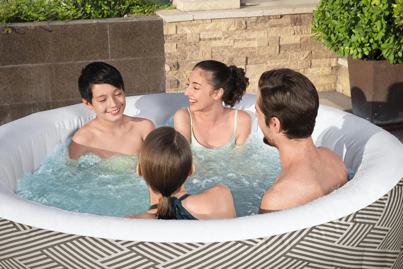 Laad afbeelding in galerijtoner, Vier personen in gestreepte opblaasbare spa met bubbels