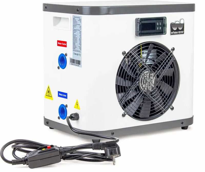 Laad afbeelding in galerijtoner, De W'eau Mini Power Zwembad Warmtepomp (3 kW) is voorzien van een grote zwarte ventilator, bedieningspaneel en netsnoer met schakelaar - ideaal voor opzetzwembadopstellingen om de verwarming van het zwembadwater efficiënt te regelen.