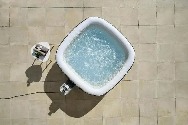 Laad afbeelding in galerijtoner, Witte opblaasbare spa met water en bubbels vanaf boven