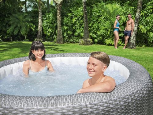 Opblaasbare jacuzzi in gebruik door twee kinderen.