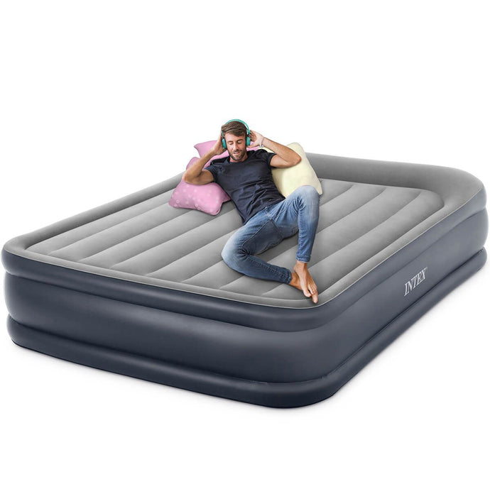 Een man ligt op een kingsize Intex luchtbed.