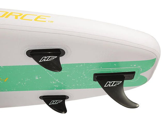 Drie zwarte vinnen aan de onderkant van het Hydro Force sup board.