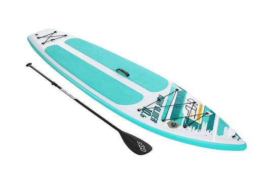 Lichtblauw sup board met een zwarte peddel.
