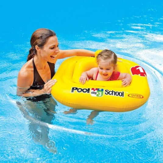 Baby in een gele Intex baby float