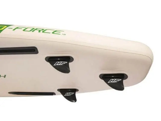Close-up van het Bestway Hydro Force Kahawai SUP Board set van Bestway, met drie zwarte vinnen en groene tekst bovenop, wat de stabiliteit en duurzaamheid benadrukt.