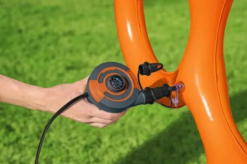Oranje elektrische pomp aan stekker van Intex.