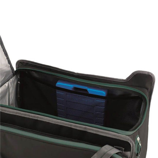 Binnenkant van zwarte koeltas met daarin een blauw koelelement.