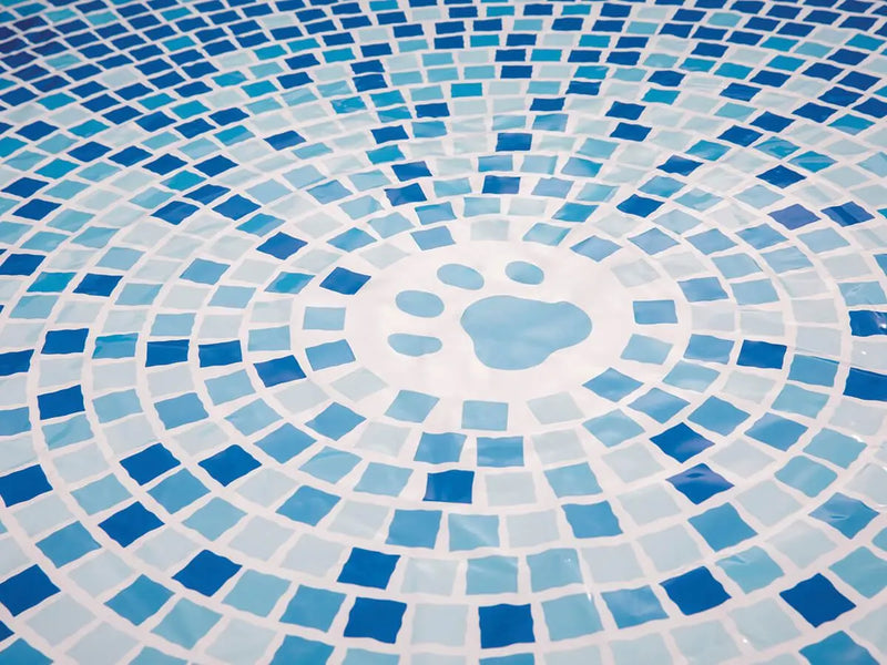 Laad afbeelding in galerijtoner, Blauwe en witte mozaïektegels in een cirkelvormig patroon met een pootafdruk in het midden van het Intex opvouwbaar hondenzwembad
