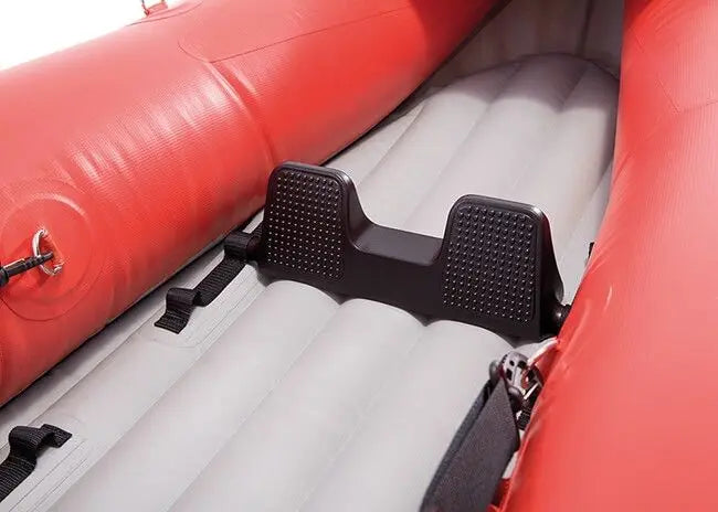 Laad afbeelding in galerijtoner, Close-up van de binnenkant van de Intex Excursion Pro K1 Opblaasbare Kajak, met een zwarte voetsteun en grijze vloer 
