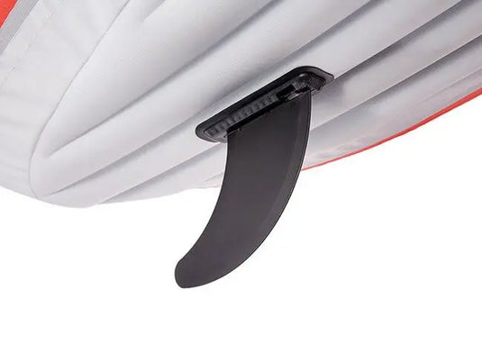 Close-up van een zwarte afneembare vin bevestigd aan de onderkant van de Intex Excursion Pro K1 Opblaasbare Kayak