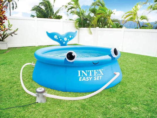 De blauwe Intex Jolly Whale zwembadset staat op het gras in een achtertuin
