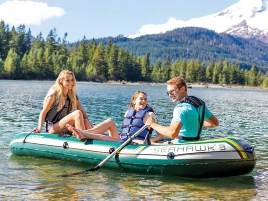 Drie personen varen in een opblaasbare Intex Seahawk 3 boot
