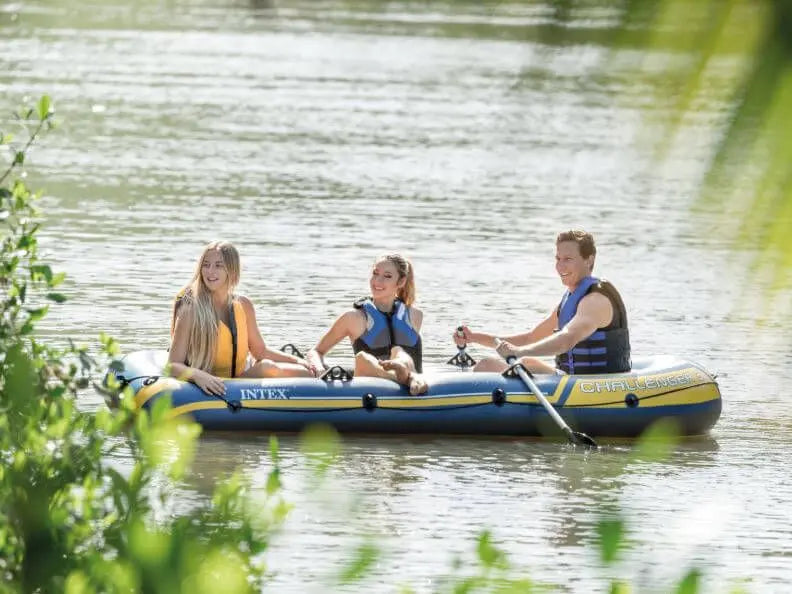 Laad afbeelding in galerijtoner, Drie personen varen op het water in een Intex Challenger 3 opblaasboot
