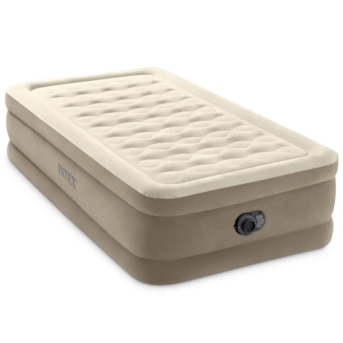 Een beige Intex ultra plush eenpersoons luchtbed met een ingebouwde pomp