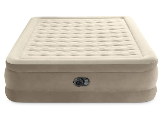 Een beige Intex ultra plush tweepersoons luchtbed met een ingebouwde pomp