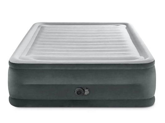 Een grijs Intex Comfort Plush tweepersoons luchtbed met een ingebouwde pomp