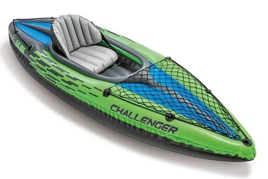 Een groene opblaasbare Intex Challenger K1 kayak
