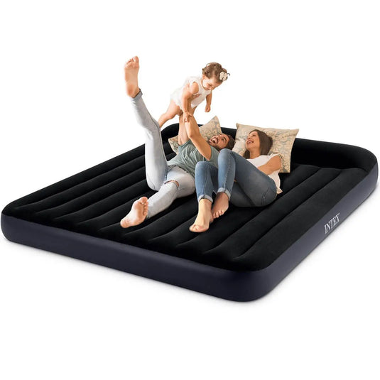 Een man, een vrouw en een kind liggen op een zwart Intex Pillow Rest kingsize opblaasbaar luchtbed