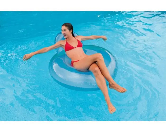 Laad afbeelding in galerijtoner, Een vrouw drijft op het water in een opblaasbare blauwe Intex pillow Back lougestoel
