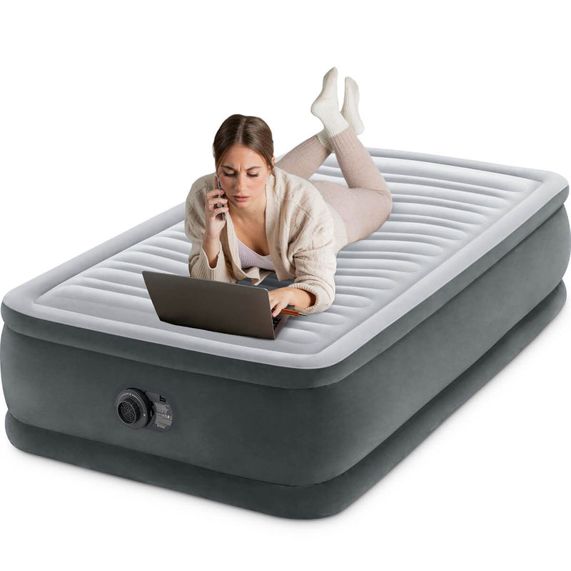 Laad afbeelding in galerijtoner, Een vrouw ligt met een laptop op een Grijs Intex Comfort Plush Elevated Eenpersoons Luchtbed
