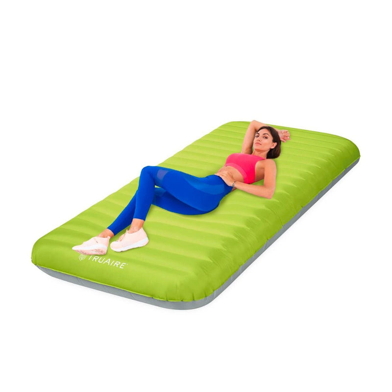 Laad afbeelding in galerijtoner, Een vrouw ligt op een Lichtgroen Intex TruAire Dura-Beam Kampeerluchtbed
