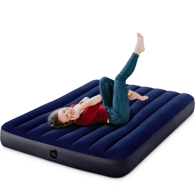 Laad afbeelding in galerijtoner, Een vrouw ligt op een donkerblauw Intex Classic Dura Beam twijfelaar luchtbed
