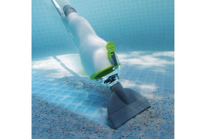 Laad afbeelding in galerijtoner, Groene Interline Vacuclean Zwembadstofzuiger in gebruik in een zwembad
