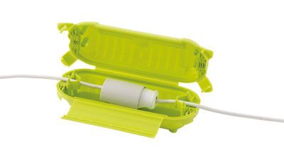 Groene kabeldoos met een witte stekker 