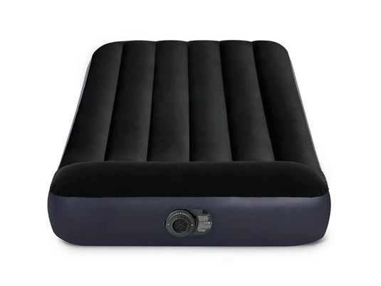 Het Intex Pillow Rest Classic Eenpersoons Luchtbed van Intex biedt comfort en gemak. Dit zwarte, opblaasbare luchtbed met ingebouwde elektrische pomp is vanaf de voetkant te zien tegen een witte achtergrond.