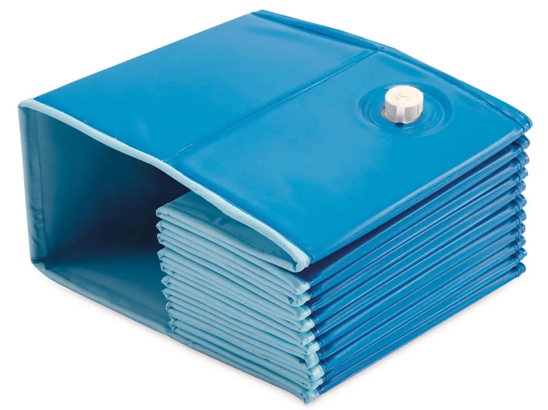 Laad afbeelding in galerijtoner, Het blauwe Intex opvouwbaar hondenzwembad in opgevouwen vorm
