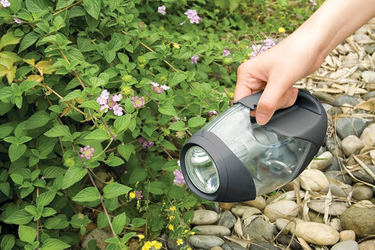 Iemand gebruikt de grijze draadloze LED lamp van Intex buiten